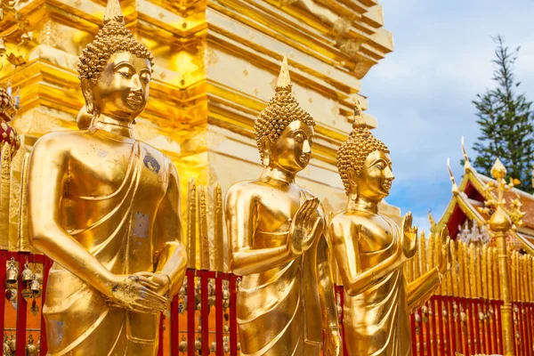 Zlaté sochy Buddhy v chrámu doi suthep — Stock fotografie