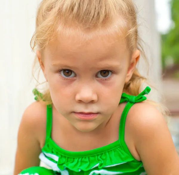 Trauriges kleines Mädchen — Stockfoto