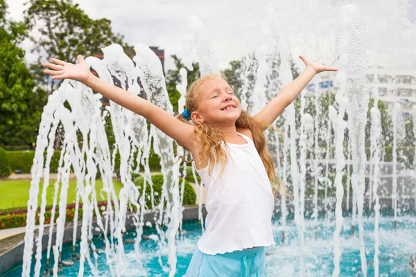 Het meisje op de fontein — Stockfoto