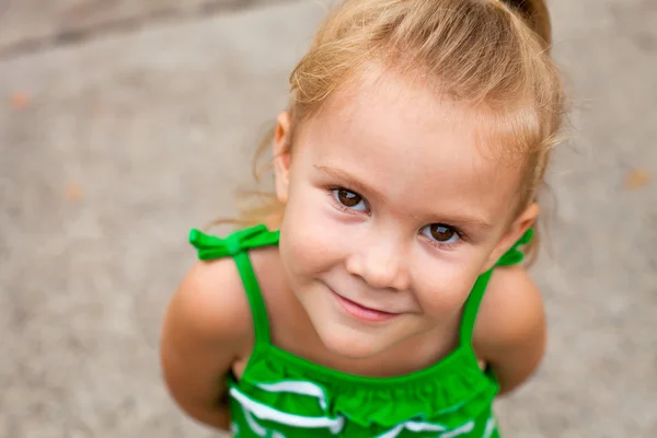 Portret van een gelukkig kind — Stockfoto