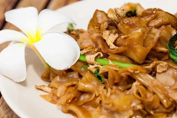 Thailändsk maträtt - stekta nudlar med kött — Stockfoto