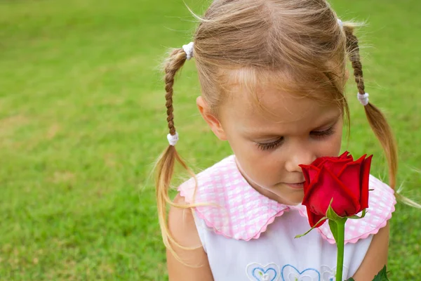 Fille avec fleur à la main — Photo