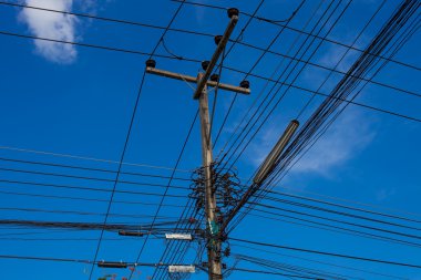 Kablolu elektrik direği