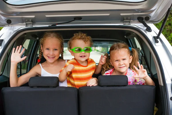 車の中で 3 つの幸せな子供 — ストック写真