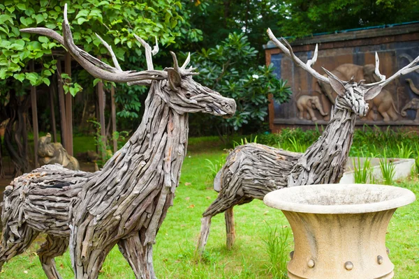 Twee herten gemaakt van stukken hout — Stockfoto