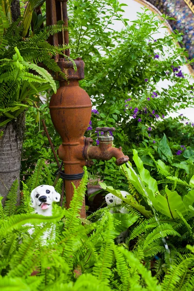 Régi vintage vízszivattyú a kertben — Stock Fotó