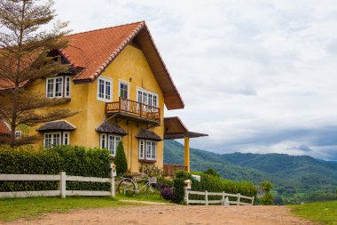 bir arka planda dağların güzel bir ev