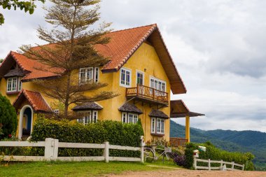 bir arka planda dağların güzel bir ev