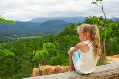 Üzgün küçük kız