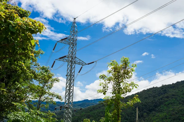 Strommast mit Drähten — Stockfoto