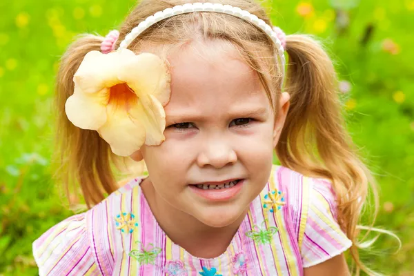 花を持つ少女 — ストック写真
