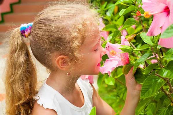 Meisje met bloem in de hand — Stockfoto