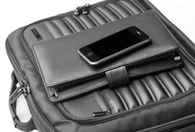 cep telefonu bir defter üzerinde yalan