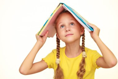 sevimli genç kız beyaz arka plan üzerinde öğrenme