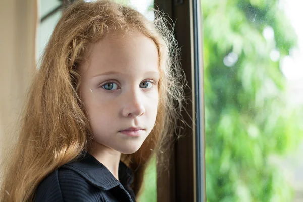 Niña triste. — Foto de Stock