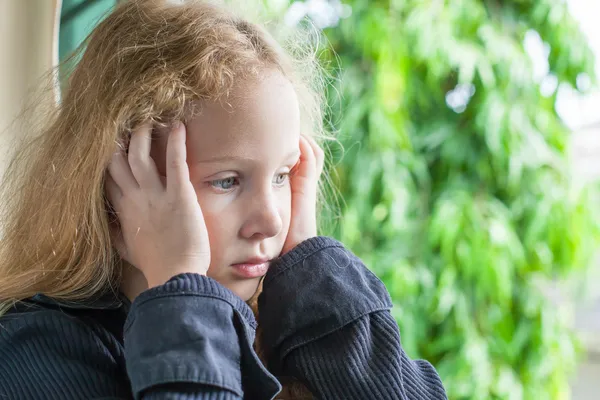 Niña triste. — Foto de Stock