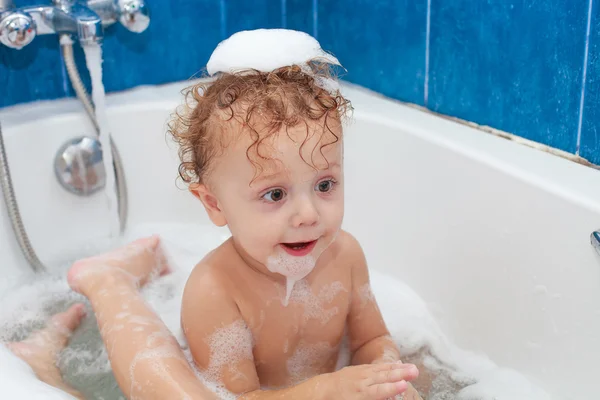 Mignon garçon d'un an prenant un bain relaxant avec de la mousse . — Photo
