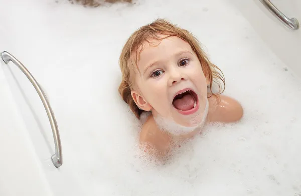 Schattig vier-jarige meisje dat neemt een ontspannend bad met schuim — Stockfoto