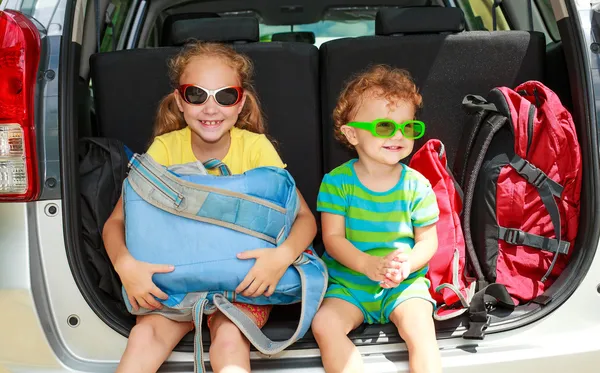 Duas crianças felizes no carro — Fotografia de Stock