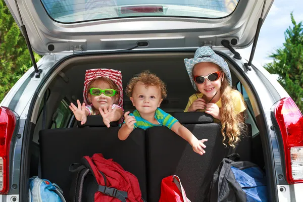 車の中で 3 つの幸せな子供 — ストック写真