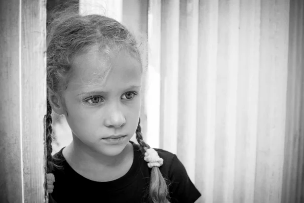 Θλιβερή κοριτσάκι σε φόντο τοίχο — Φωτογραφία Αρχείου