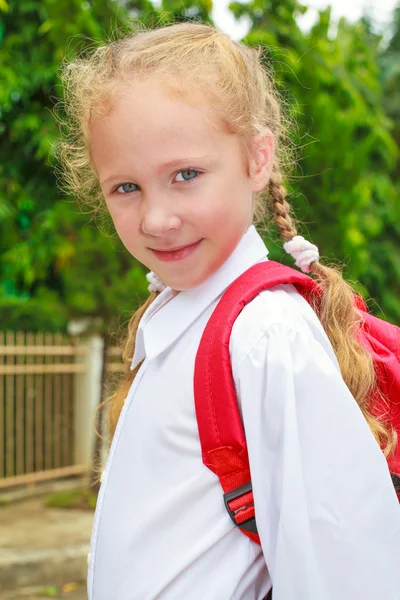 Uma menina se preparando para caminhar até a escola — Fotografia de Stock