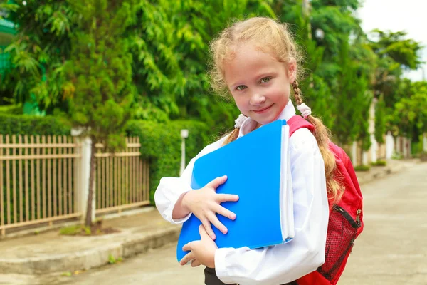Kleines Mädchen bereitet sich auf den Schulweg vor — Stockfoto