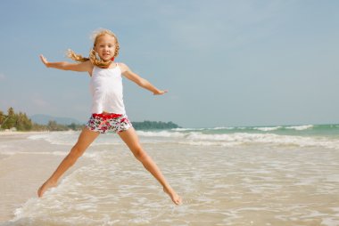 uçan atla beach kız mavi deniz kıyısında tatil yaz