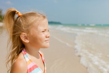 çok güzel mutlu gülümseyen kız plaj tatil