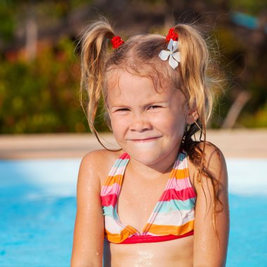 Havuzdaki küçük kız