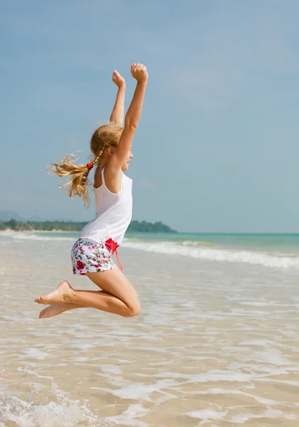Voando salto menina praia na costa azul do mar em férias de verão — Fotografia de Stock