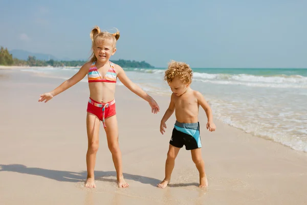 Dvě děti si hrají na pláži — Stock fotografie