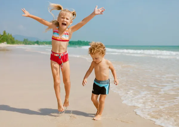 在海滩上玩的两个孩子 — 图库照片