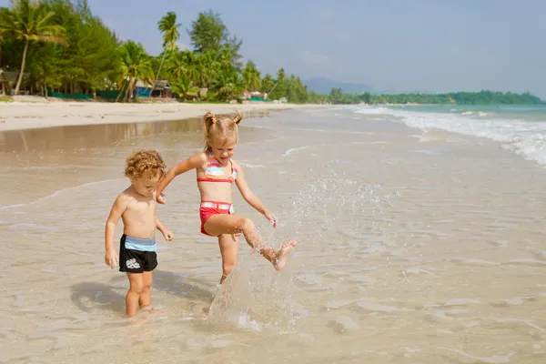 Due bambini che giocano sulla spiaggia — Foto Stock