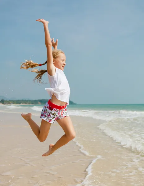 Flygande hoppa strand flicka på blå havet i sommarsemester — Stockfoto