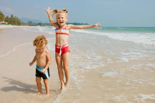 Iki çocuk kumsalda oynarken — Stok fotoğraf