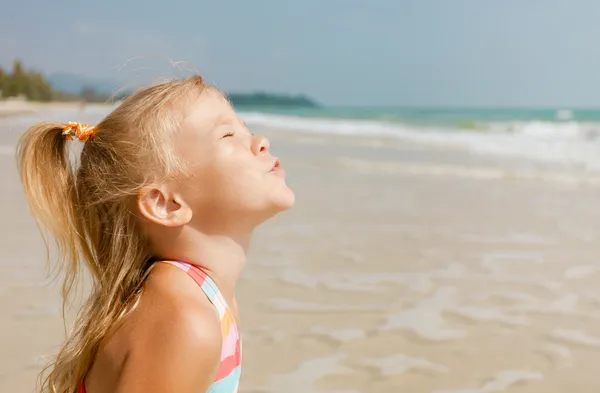 Schattig gelukkig lachend meisje op strandvakantie — Stockfoto