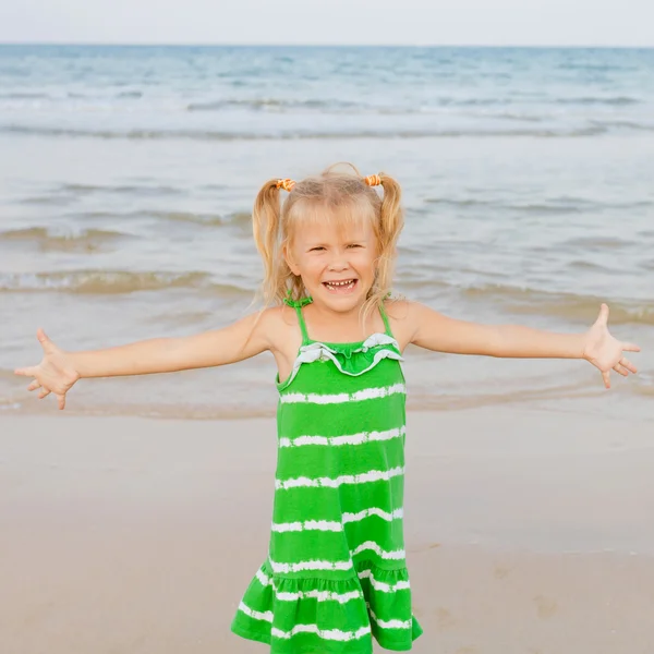Roztomilý šťastný usmívající se dívka na pláži dovolenou — Stock fotografie