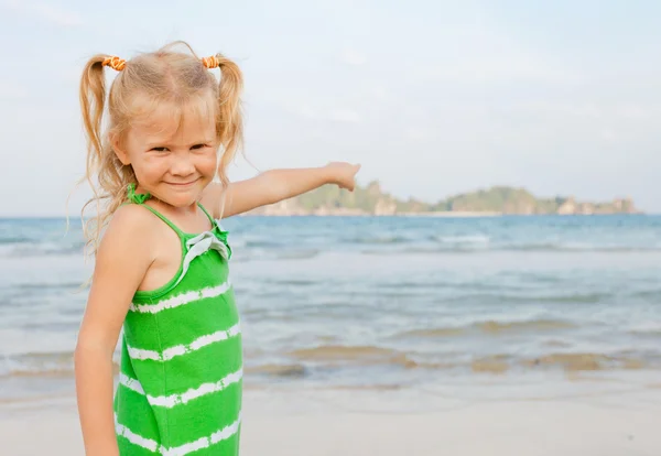 Schattig gelukkig lachend meisje op strandvakantie — Stockfoto