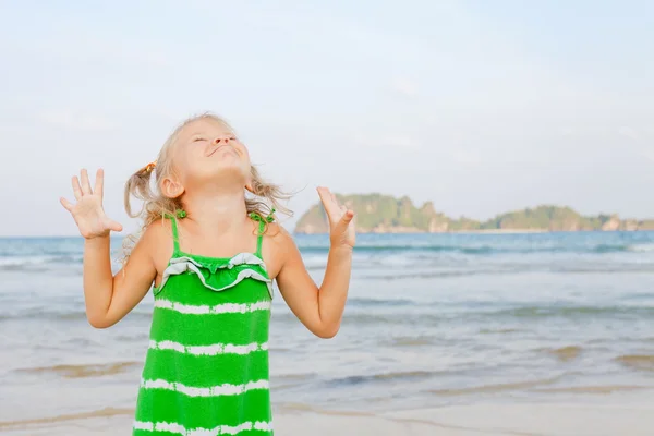 Adorable happy smiling girl on beach vacation — Stock Photo, Image