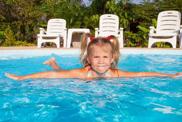 Mała dziewczynka w basenie. — Zdjęcie stockowe