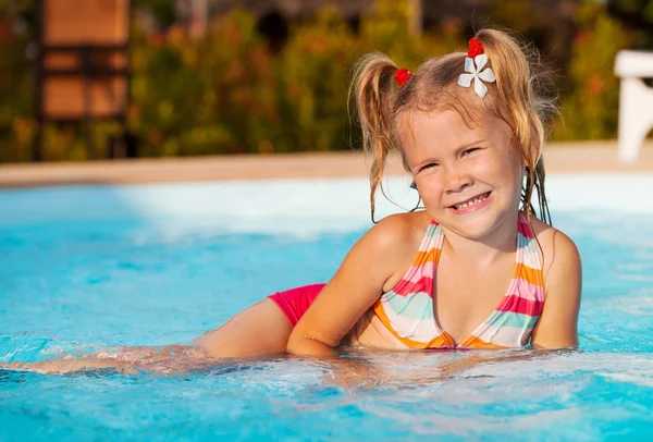 Liten flicka i poolen — Stockfoto