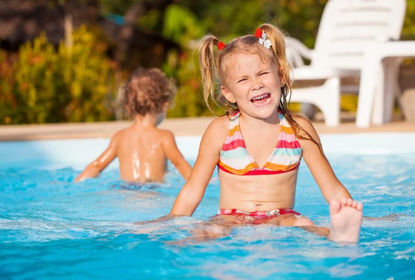 Niña en la piscina —  Fotos de Stock