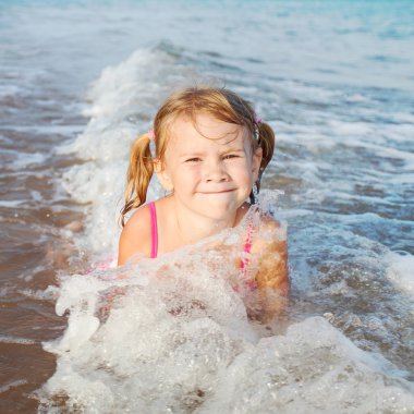 çok güzel mutlu gülümseyen kız plaj tatil