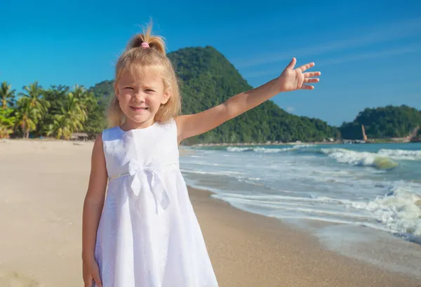 Roztomilý šťastný usmívající se dívka na pláži dovolenou — Stock fotografie