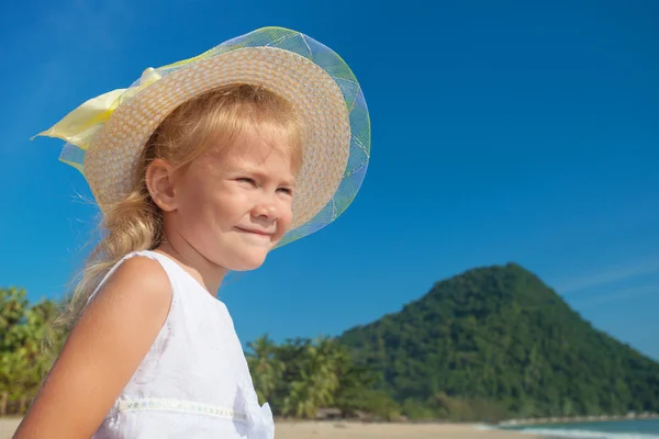 Adorable happy smiling girl on beach vacation — Stock Photo, Image