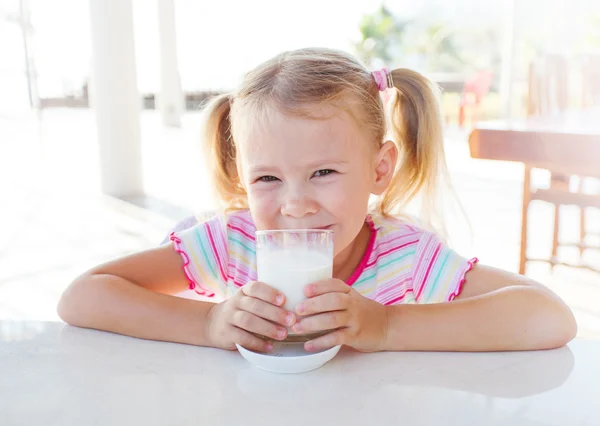 Bambino con un bicchiere di latte — Foto Stock