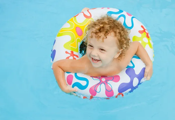 Ragazzino in piscina — Foto Stock