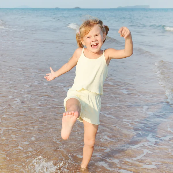 Adorable happy smiling girl on beach vacation — Stock Photo, Image