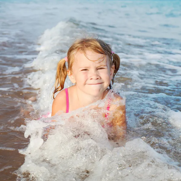 Urocza szczęśliwy uśmiechający się dziewczyna na plaży wakacje — Zdjęcie stockowe